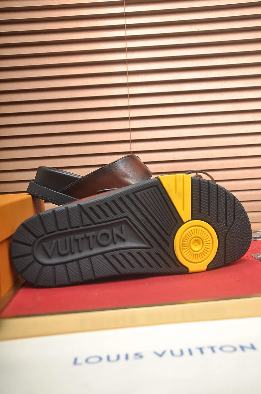 Men's shoes 💰400💶 [Louis Vuitton LV slippers] (high-end cowhide) counter 1:1 fashion style, a must-have for summer! The designer used LV’s iconic outsole. The original simple slippers instantly become fashionable! The upper is made of flexible special cowhide leather straps alternately, and the workmanship is exquisite! A must-have for stylish men in summer, size 38-45 (45 customized)